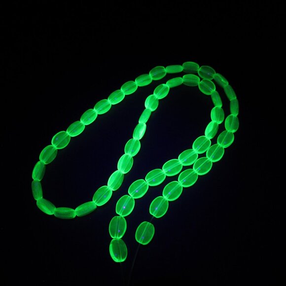 Uranium glass beads - Picture 8 of 8